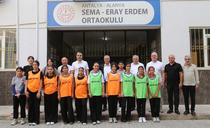 Başkan Erdem, hayırseveri olduğu Sema Eray Erdem Ortaokulu öğrencileriyle buluştu