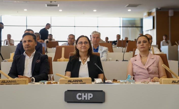 Alanya'da 24 CHP'li meclis üyesinin 22'si istifa edip Yeni Parti'ye geçti