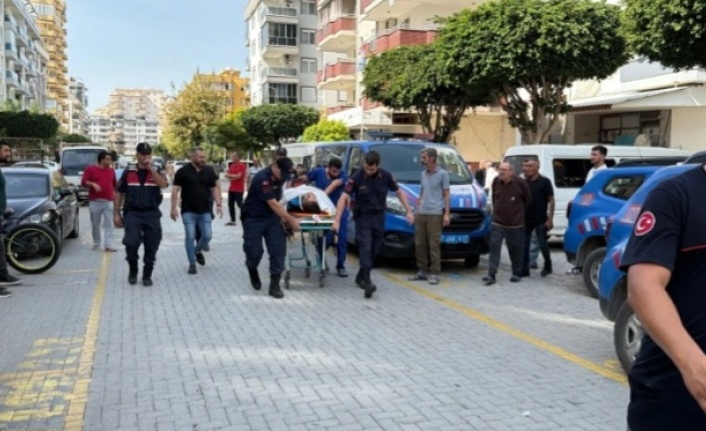 Tartıştığı kız kardeşini balkondan atıp intihar etti
