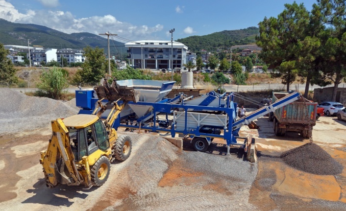 Alanya Belediyesi’nin çakıl yıkama makinesi ilk kez Tırılar’da kullanıldı!