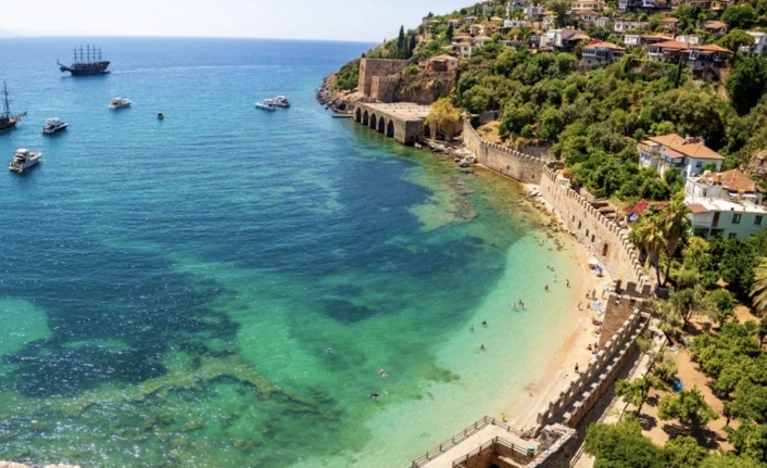 Antalya'ya 6 ayda havadan kaç turist geldi?