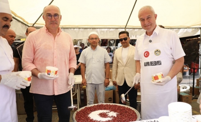 Başkan Özçelik vatandaşlara aşure dağıttı!